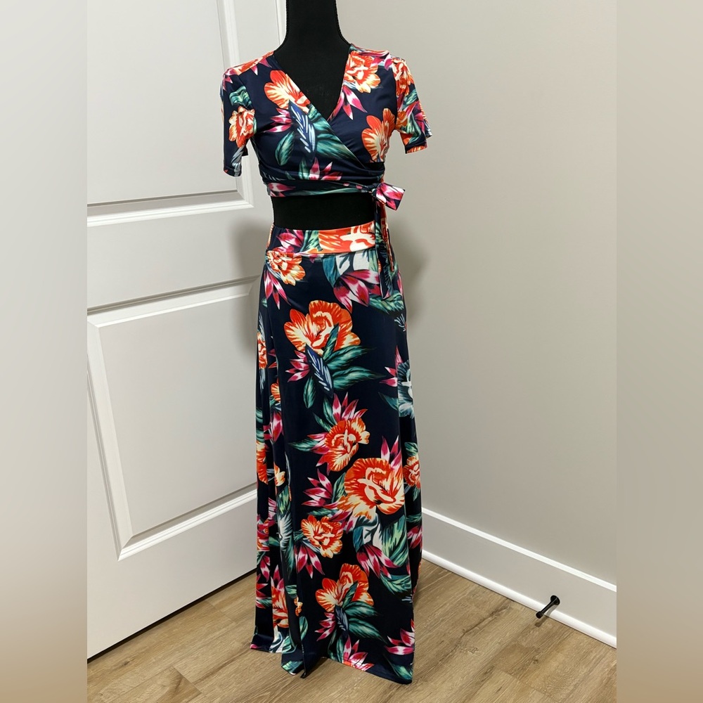 Beautiful 2-Piece Crop Top and Maxi Skirt Set, EUC